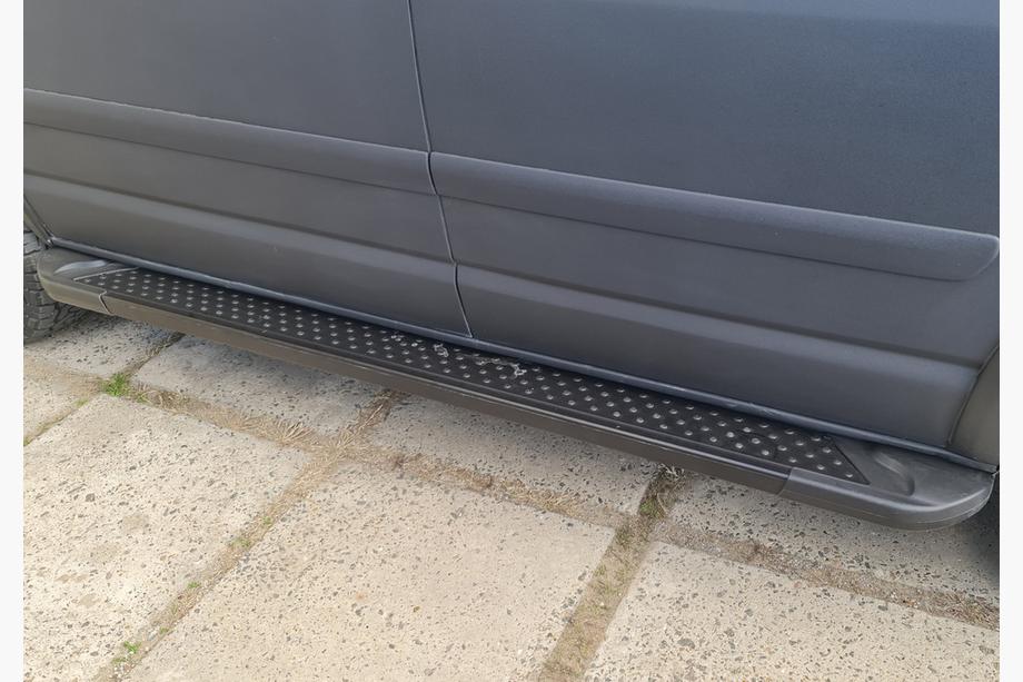 Volkswagen T5 Multivan 2003–2010 Stranske stopnice tipa X5, črne (2 kos, aluminij) Image
