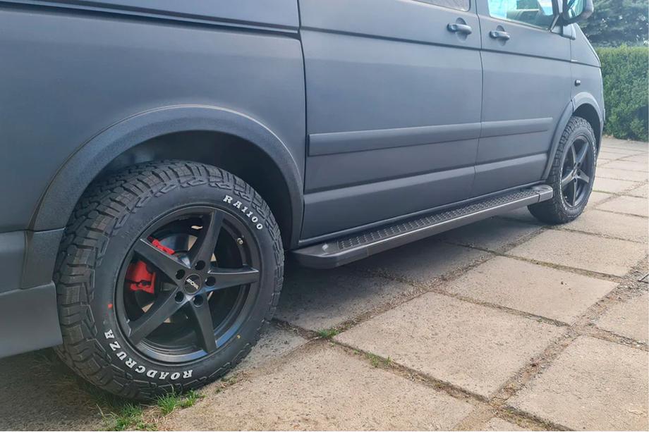 Volkswagen T5 Transporter 2003–2010 Stranske stopnice Allmond Black (2 kos, aluminij) Dolga medosna razdalja Image