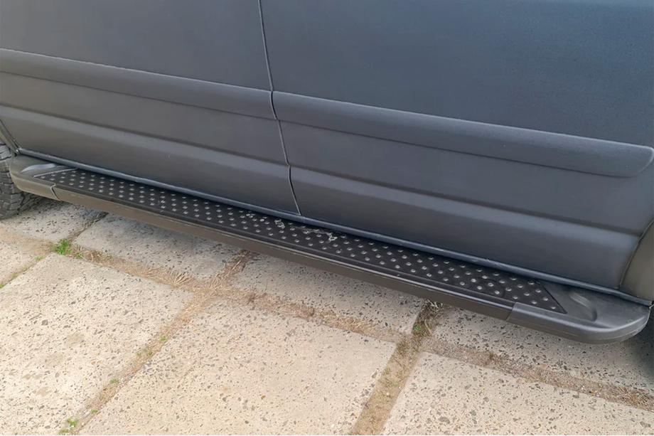 Volkswagen T5 Transporter 2003–2010 Stranske stopnice Allmond Black (2 kos, aluminij) Fotografija 3