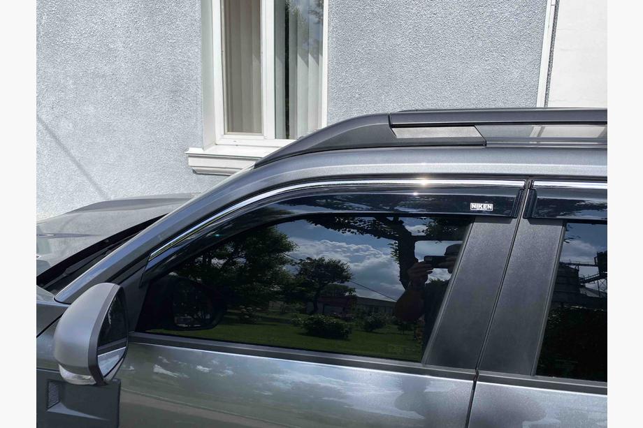 Dacia Duster 2024– Vetrni deflektorji oken s kromirano letvico (4 kos, Niken) Fotografija 4