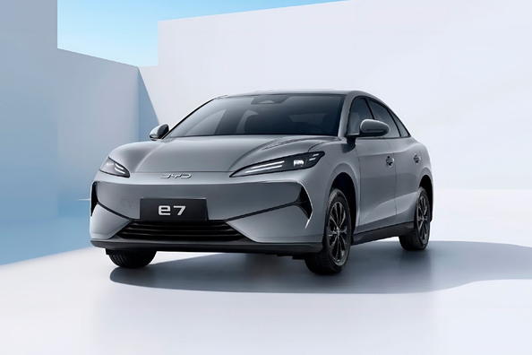 Test BYD E7 2025: Dostopna električna limuzina za mesto