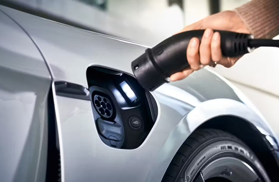 Kako dolgo je lahko električni avto brez polnjenja?
