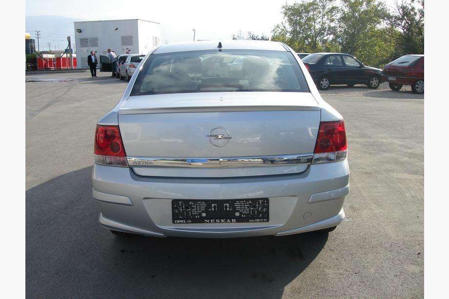 Opel Astra H 2004–2013 Zadnji spodnji difuzor Sedan (za lakiranje) Image