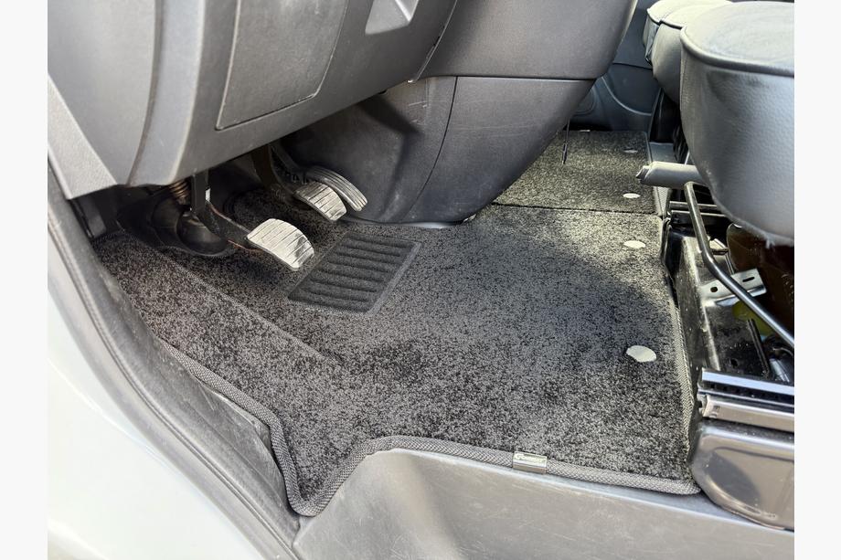 Opel Vivaro 2015–2019 Tekstilni tepihi Deluxe (2 kos, črni) Image