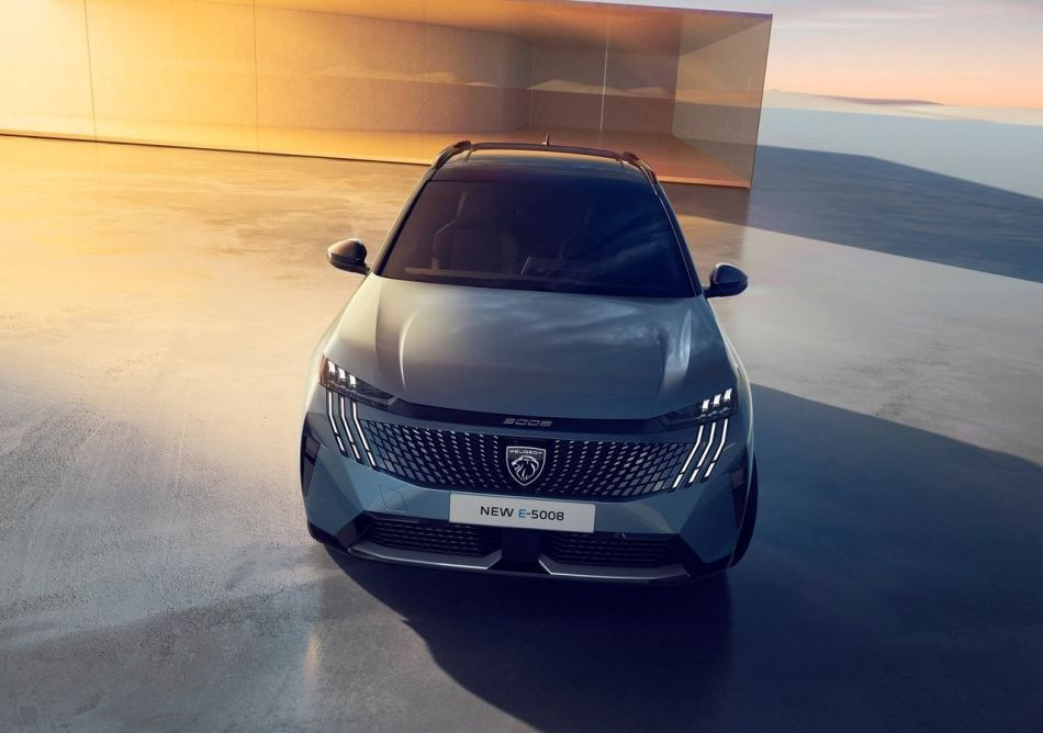 Peugeot e-5008 2024: Preizkus električnega 7-sedežnega SUV-ja