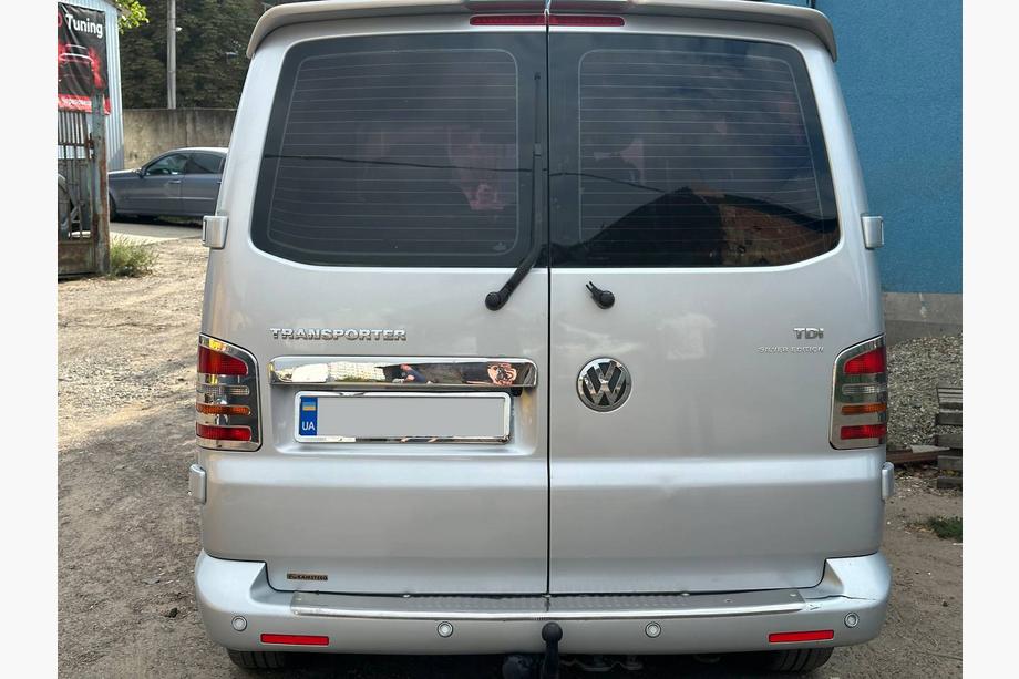 Volkswagen T5 Transporter 2003–2010 Letvica nad registrsko tablico za krilna vrata (nerjavno jeklo) Fotografija 4