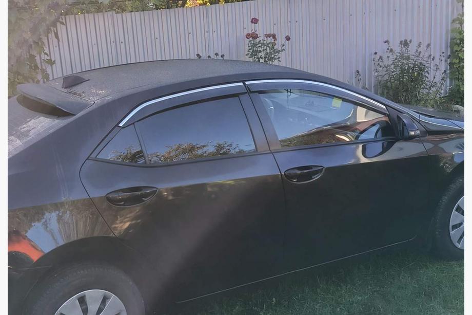 Toyota Corolla 2013–2019 Vetrni deflektorji oken s kromirano letvijo Niken Luxury (4 kosi) Fotografija 1