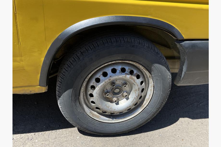 Volkswagen T4 Transporter 1990–2003 Obrobe kolotekov (4 kosi, črne) Plastika Image