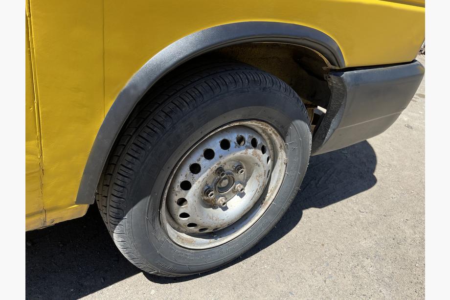 Volkswagen T4 Transporter 1990–2003 Obrobe kolotekov (4 kosi, črne) Fotografija 2