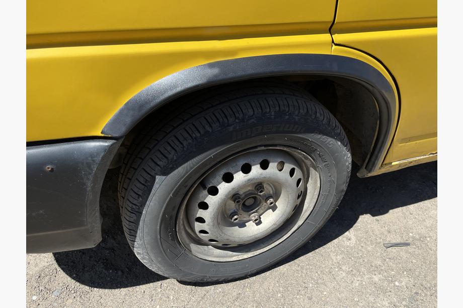 Volkswagen T4 Transporter 1990–2003 Obrobe kolotekov (4 kosi, črne) Fotografija 3