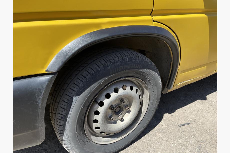 Volkswagen T4 Transporter 1990–2003 Obrobe kolotekov (4 kosi, črne) Fotografija 4