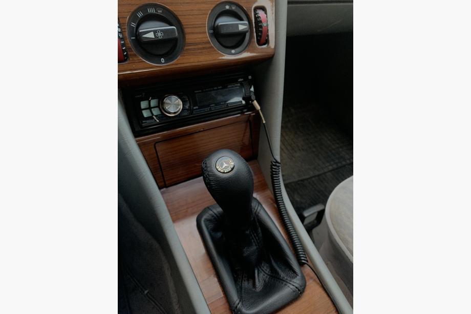 Mercedes E-сlass W124 1984–1997 Usnjen prestavni ročaj z manšeto Image