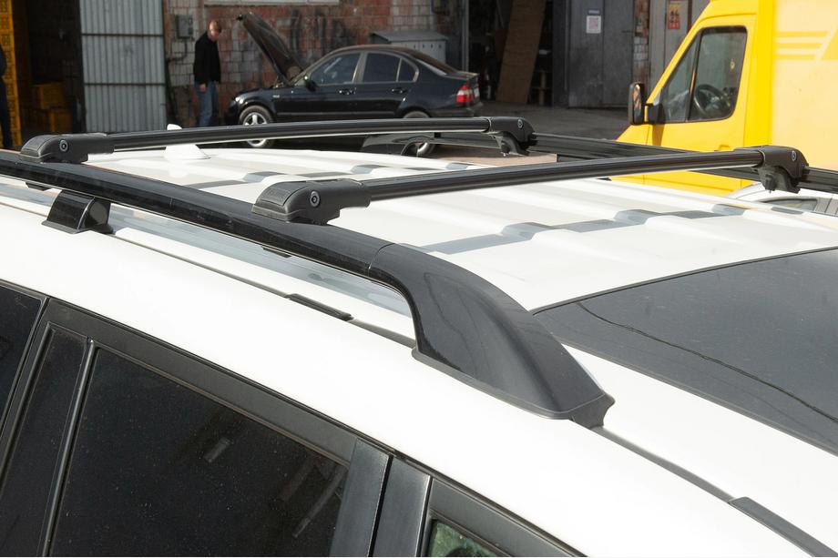 Kia Carnival 2021– Strešni nosilec (prečke) za standardne vzdolžne strešne nosilce, zaklepanje na ključ WingBar V1 (2 kosa) do 110 cm, sive Fotografija 5