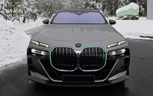 BMW serija 7 G70/G71 2022– Sprednji emblem MNSR (karbon) fotografija 2