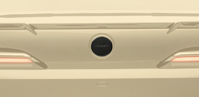 BMW serija 7 G70/G71 2022– Zadnji emblem MNSR (karbon) fotografija 1