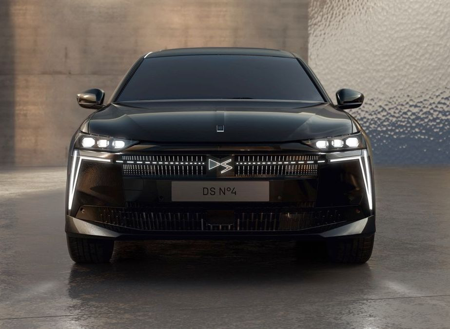 Test DS N°4 E-Tense 2025: posodobljena premijska kombilimuzina