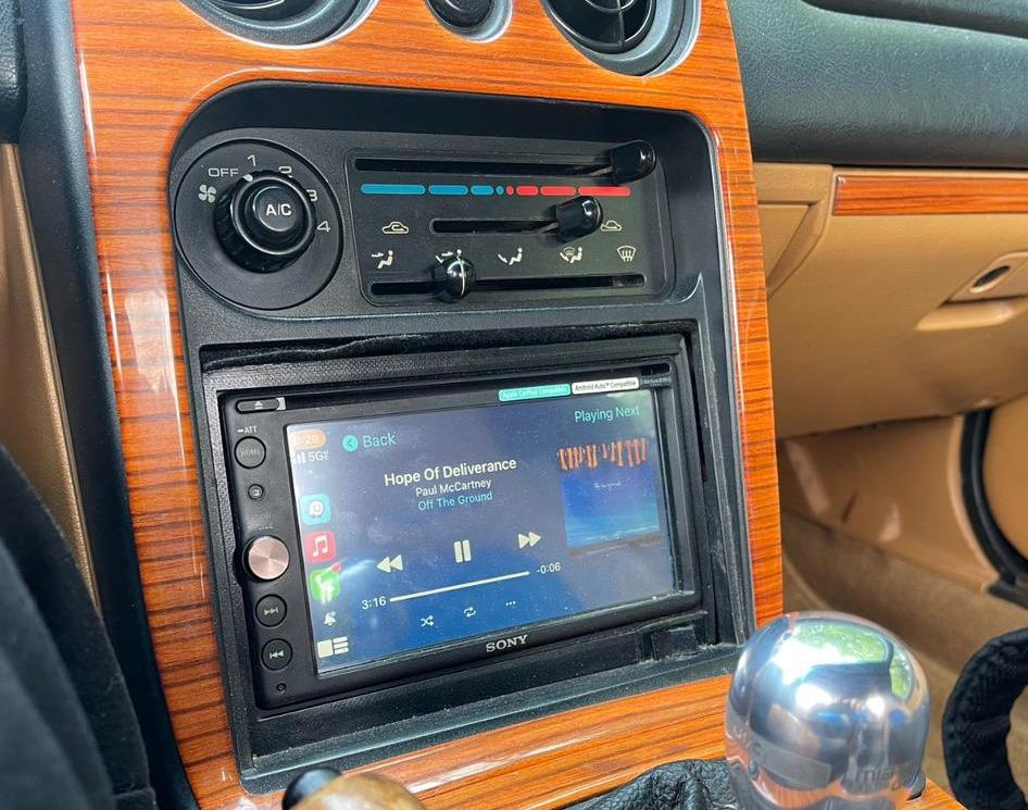 Ali se splača zamenjati serijski avtoradio? Prednosti in slabosti nadgradnje