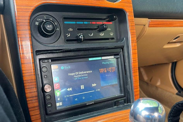 Ali se splača zamenjati serijski avtoradio? Prednosti in slabosti nadgradnje