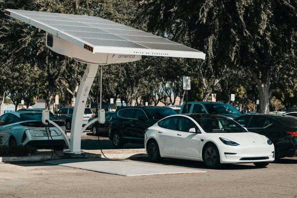 Prednosti in slabosti nakupa rabljenega električnega avtomobila: Se splača?