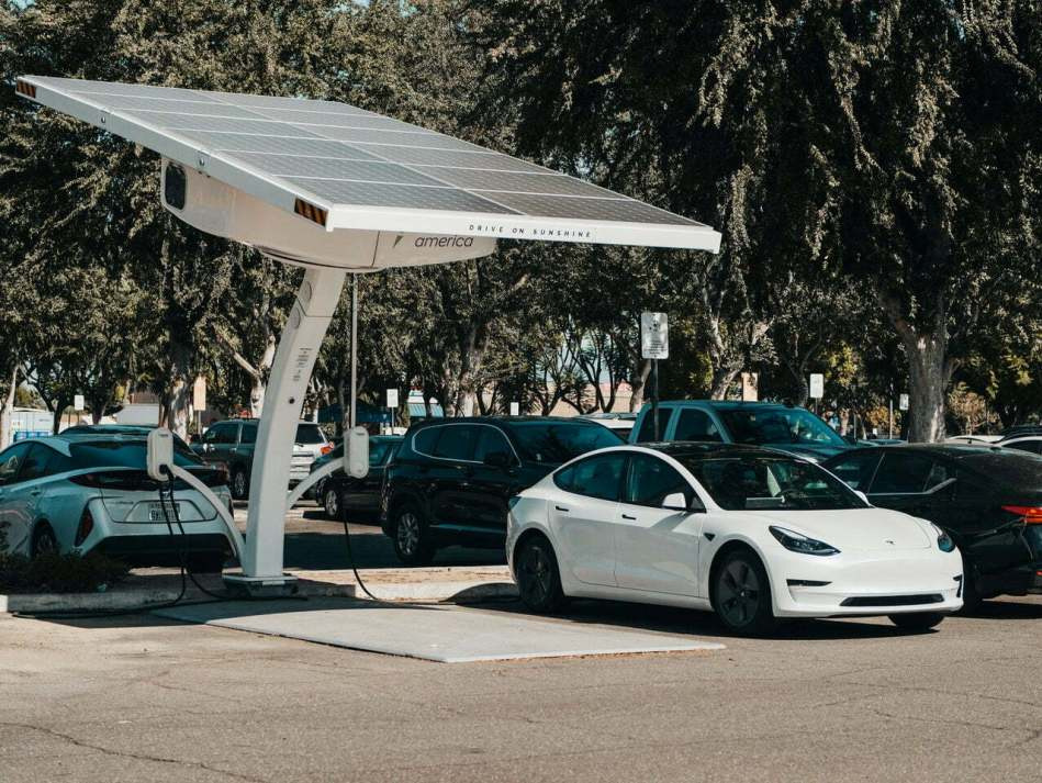 Prednosti in slabosti nakupa rabljenega električnega avtomobila: Se splača?