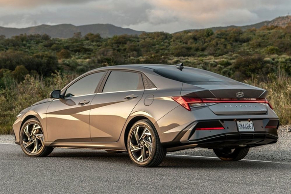 Prenovljena Hyundai Elantra VII generacija: svež pogled na limuzino Fotografija 4