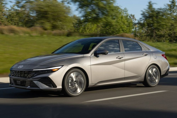 Prenovljena Hyundai Elantra VII generacija: svež pogled na limuzino Fotografija 3