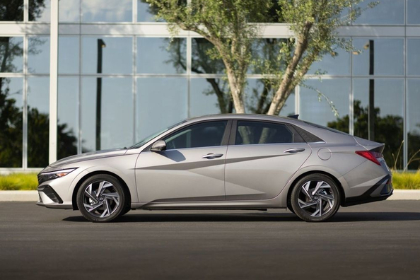 Prenovljena Hyundai Elantra VII generacija: svež pogled na limuzino Fotografija 2