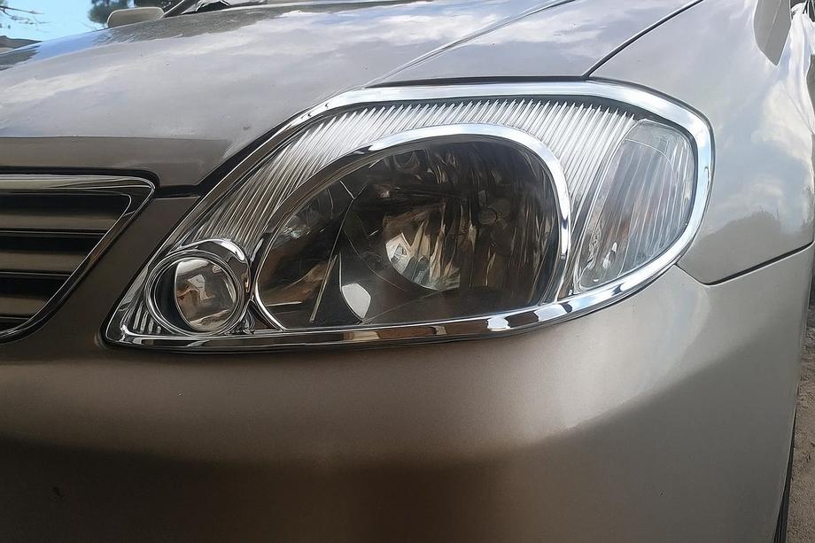 Toyota Corolla 2002–2007 Pokrovi žarometov V1 (2002-2004, 2 kosa, plastika) Image