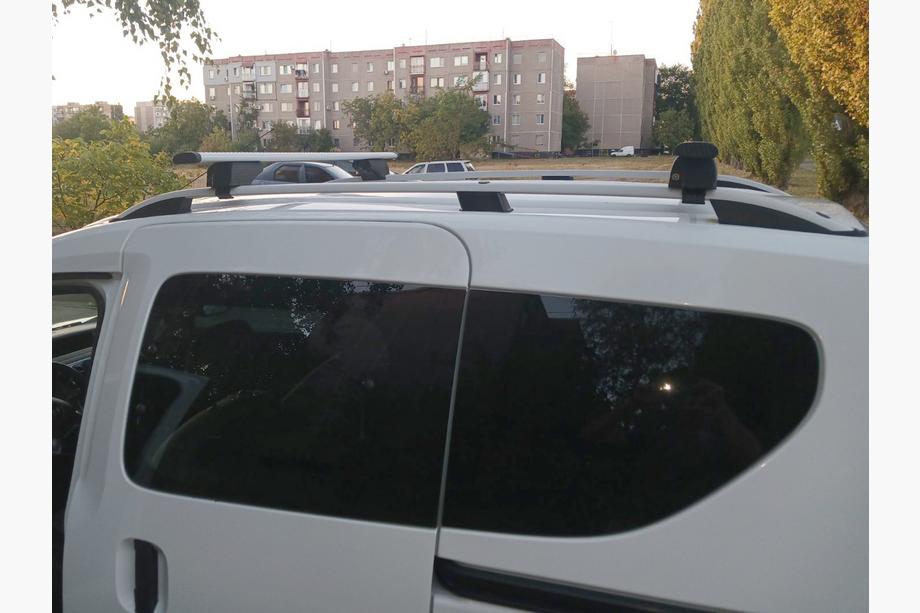 Renault Dokker 2013–2022 Strešni nosilci (prečniki) za običajne strešne relinge, zaklepni Wizard V1 (2 kosa) 150 cm, siva Fotografija 2