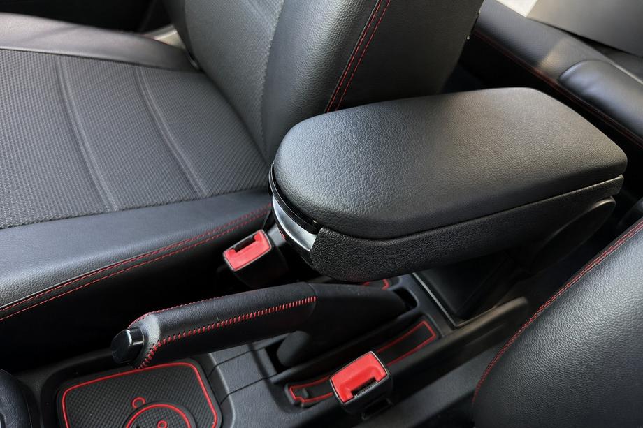 Volkswagen Polo 2010–2017 Komolčni naslon V-1 Niken Luxury Image