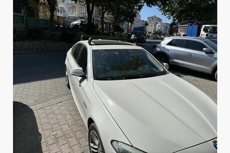BMW serija 5 F10/F11 2010–2016 Strešni nosilci (prečke) za tovarniška pritrdilna mesta Ecem V3 (2 kosa) Siva, 110 cm Fotografija 3