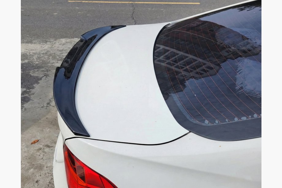 BMW serija 3 F30/F31 2012–2019 M4-Style spojler (za F30/F80, črna visok sijaj) Image