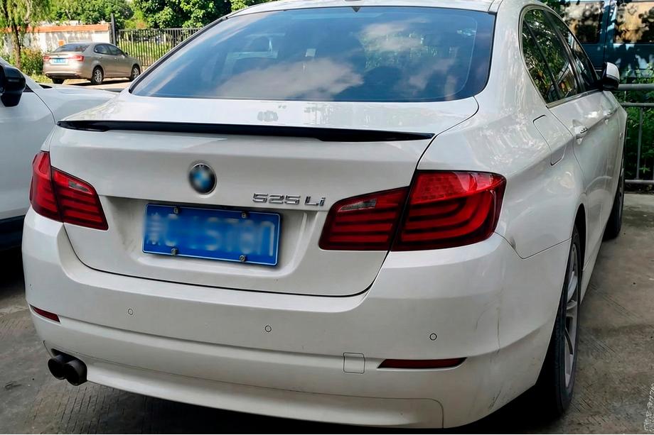 BMW serija 5 F10/F11 2010–2016 P-Style zadnji spojler (za F10, črna visok sijaj) Image