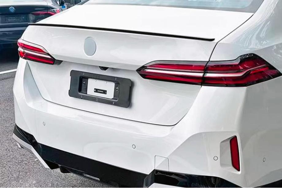 BMW 5/i5 serija G60/G60E/G61 2023– Spojler v slogu M5 (črn visok sijaj) Image