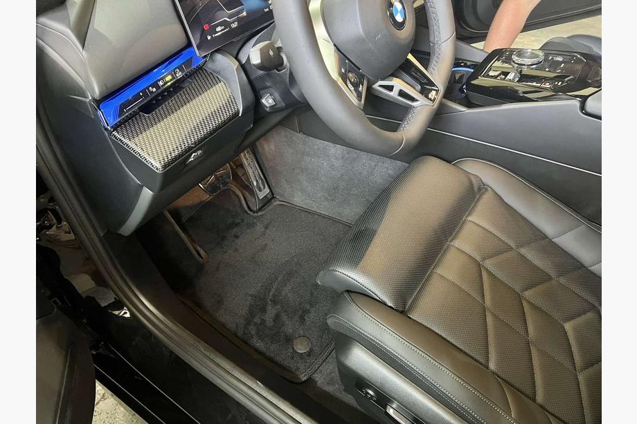 BMW 5/i5 serija G60/G60E/G61 2023– Premium tekstilni tepihi (za G60/61, črni) Image