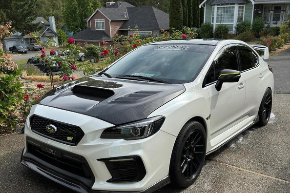 Karbon pokrov motorja: atraktiven tuning ali resnična korist?