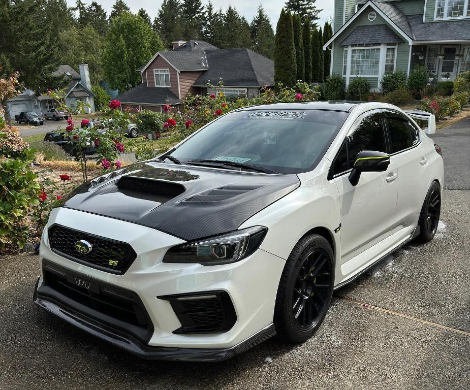 Karbon pokrov motorja: atraktiven tuning ali resnična korist?