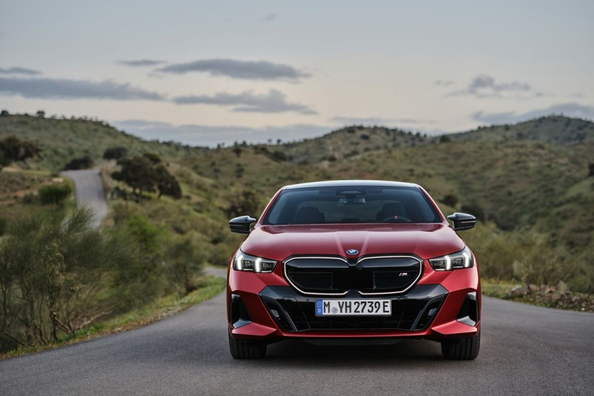 Test športne limuzine BMW i5 M60