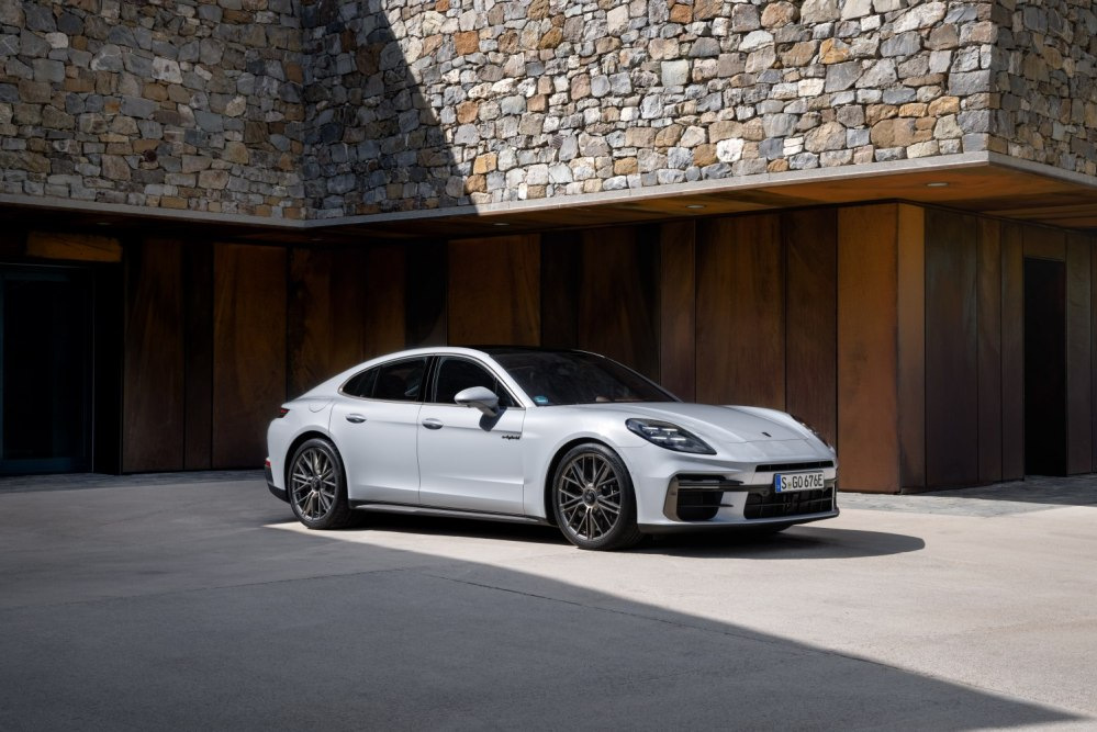 Pregled Porsche Panamera Turbo S E-Hybrid 2024