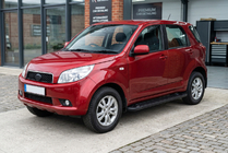 Daihatsu Terios 2006–2017 Stranske stopnice RedLine Black (2 kosa, aluminij) fotografija 1