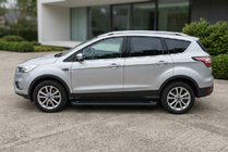 Ford Kuga/Escape 2013–2019 Bočne stopnice Allmond Black (2 kosa, aluminij) S črnimi letvami na vratih fotografija 1