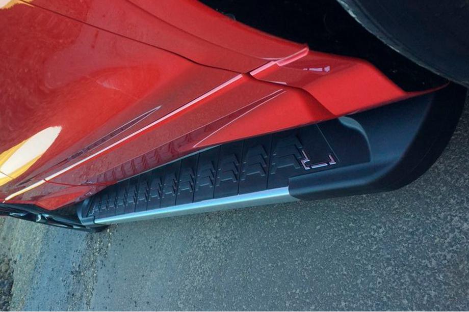 Ford Kuga/Escape 2013–2019 Stranske stopnice RedLine V1 (2 kos, aluminij) Z lakiranimi vratnimi ploščami Fotografija 4