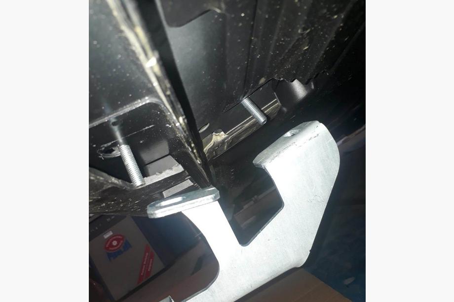 Ford Kuga/Escape 2013–2019 Stranski pragovi Maydos V1 (2 kos, aluminij ↗ nerjaveče jeklo) Z lakiranimi vratnimi ploščami Fotografija 5