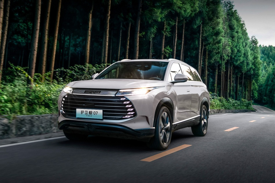 Pregled BYD Frigate 07: priključni hibridni SUV z morsko estetiko