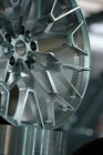 BMW 5/i5 serija G60/G60E/G61 2023– Kovana platišča OEM R22 V2 (4 kos) fotografija 10