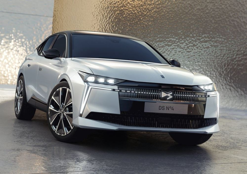 Test DS N°4 2025: hibridne različice za okolju prijazen premium