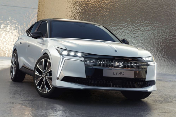 Test DS N°4 2025: hibridne različice za okolju prijazen premium