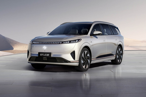 Pregled DongFeng eπ 008: prostoren SUV za veliko družino