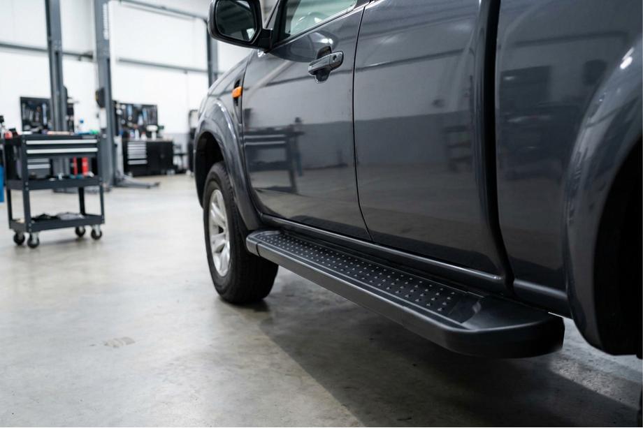 Mazda BT-50 2007–2012 Bočne stopnice Allmond Black (2 kosa, aluminij) Image