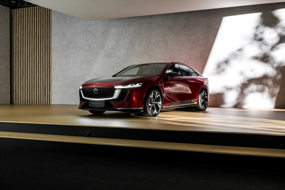 Pregled Mazda 6e: Tehnične specifikacije, oprema in fotografije